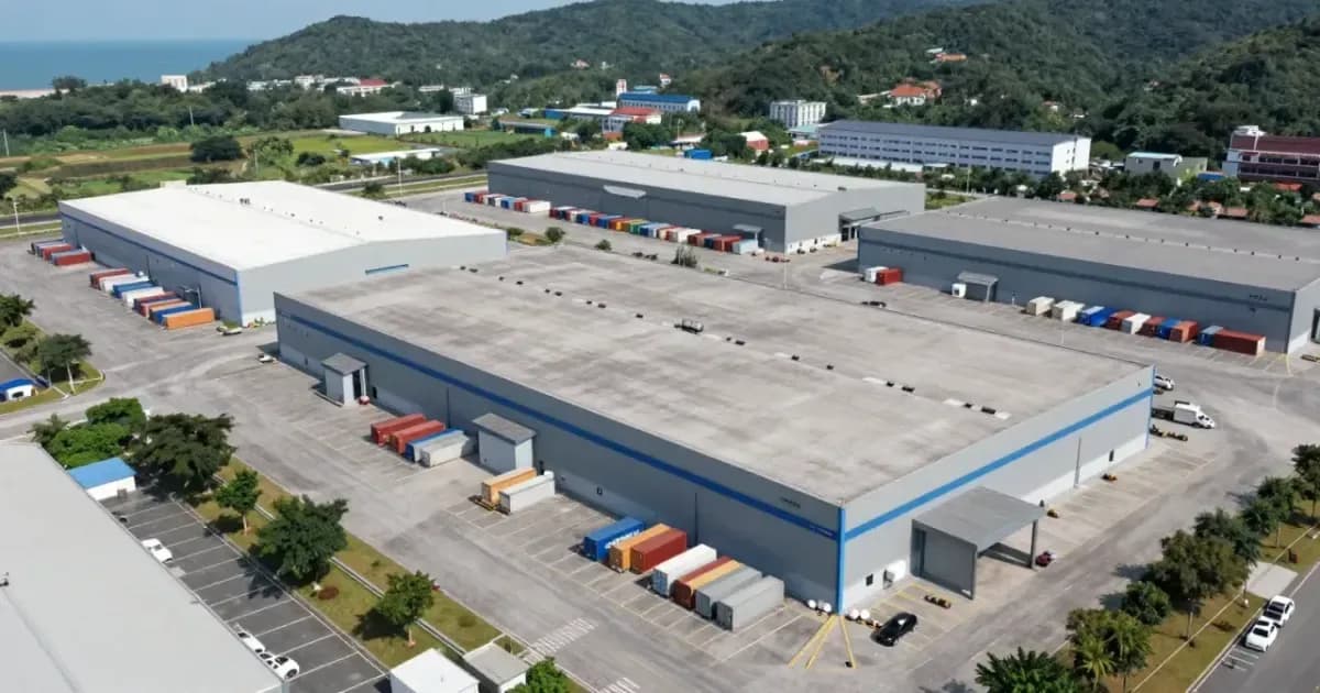 Konteyner sahası ve farklı büyüklükte depo binalarının bulunduğu lojistik bölgesinin havadan görünümü (temsili görsel)